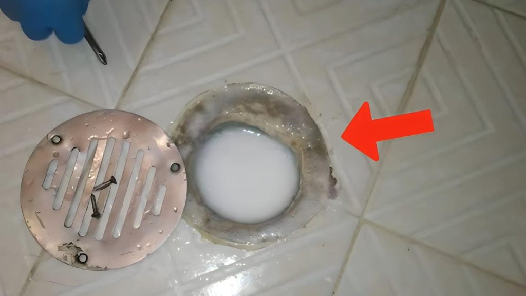 Cómo limpiar a fondo y desatascar el desagüe de la ducha: basta con un sencillo paso