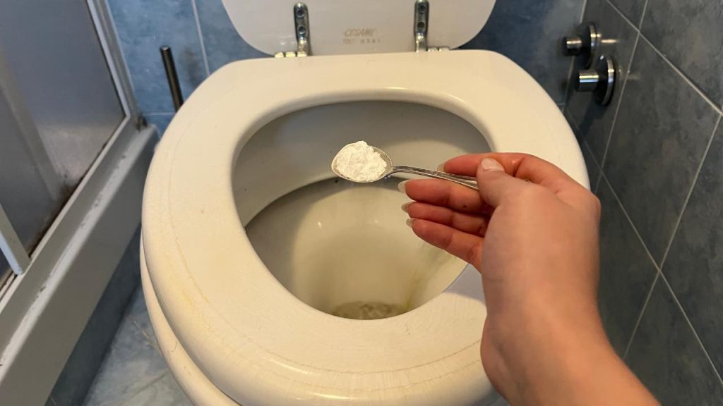 Lavar el baño con este ingrediente: gasta 2 euros y consigue un resultado nunca visto antes
