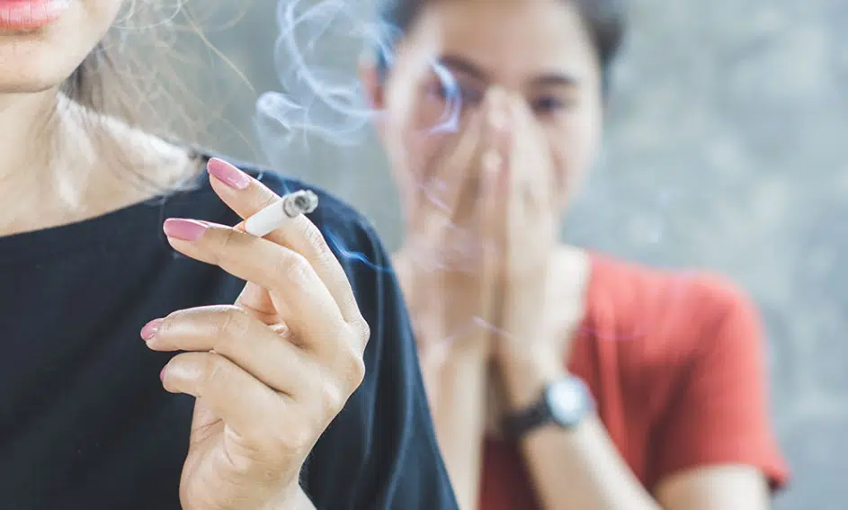 ¿Cómo se puede eliminar definitivamente el olor a tabaco de la casa?