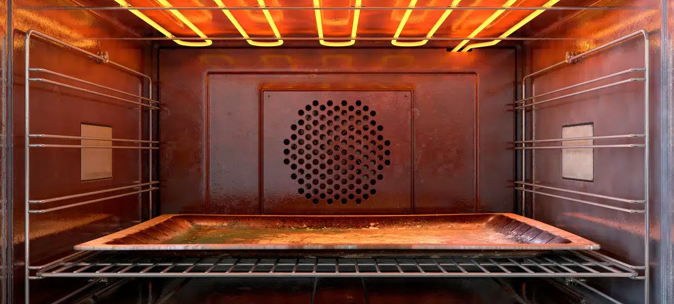 Un truco insólito para limpiar la bandeja del horno sin esfuerzo