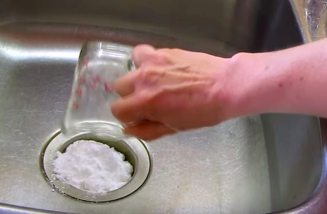 ¿Cómo limpiar un desagüe y combatir los malos olores?