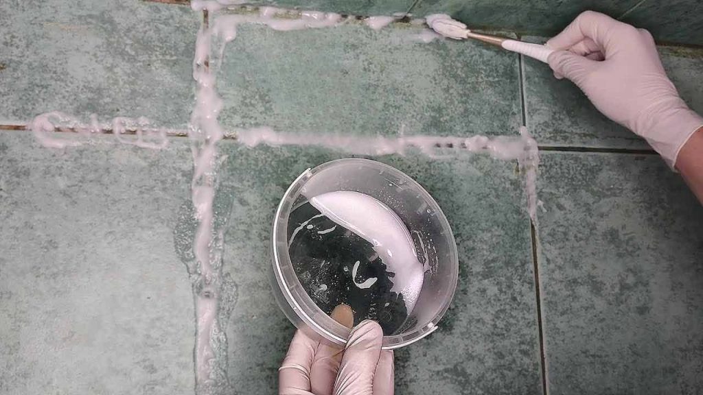 Este compuesto natural hará que las juntas negras entre los azulejos blancos vuelvan a estar como nuevas