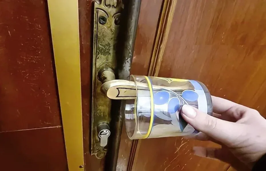 Habitación de hotel: ¿cómo hacerla segura con un vaso de agua?