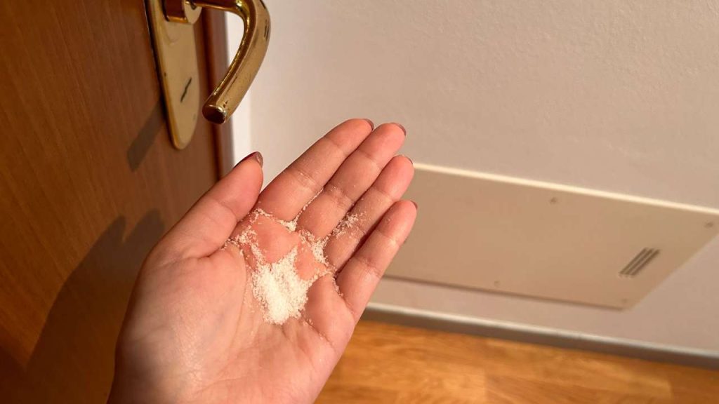 Lo hace delante de la puerta de su casa; en invierno, muchos empiezan a hacerlo: por eso