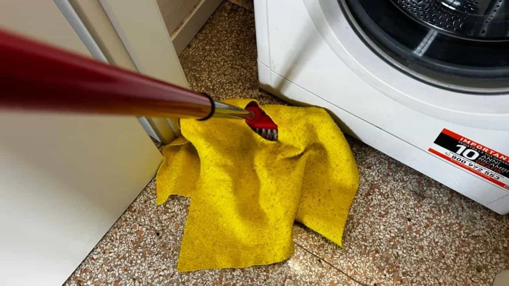 ¿Cómo quitar toda la suciedad debajo de la lavadora y el refrigerador con un truco de trapo?