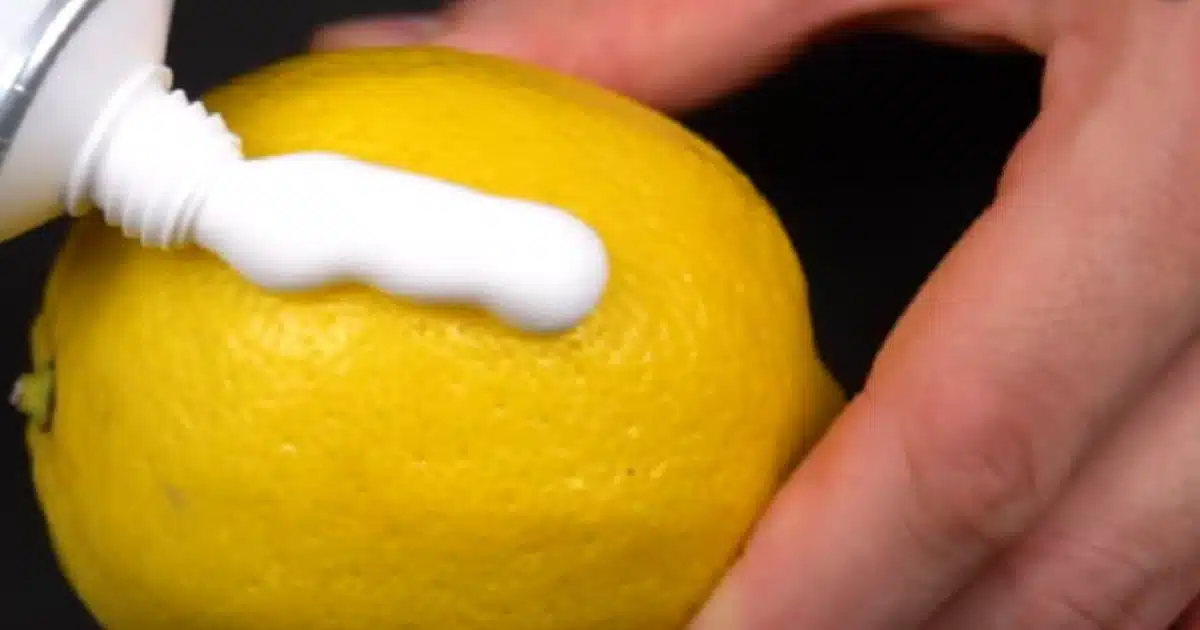 Aplica pasta de dientes sobre un limón para limpiar estas 4 cosas en casa
