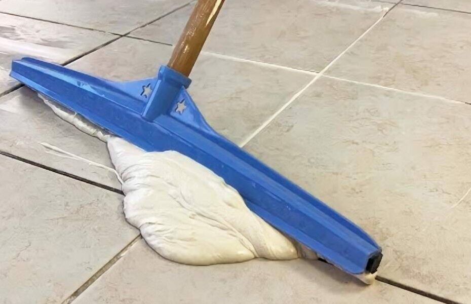 Azulejos relucientes gracias a esta técnica: se encargan de ello las mujeres de la limpieza