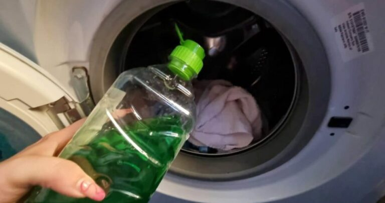 Añadir jabón de lavar platos a la lavadora: esto es lo que le pasa a tu ropa cuando lo haces