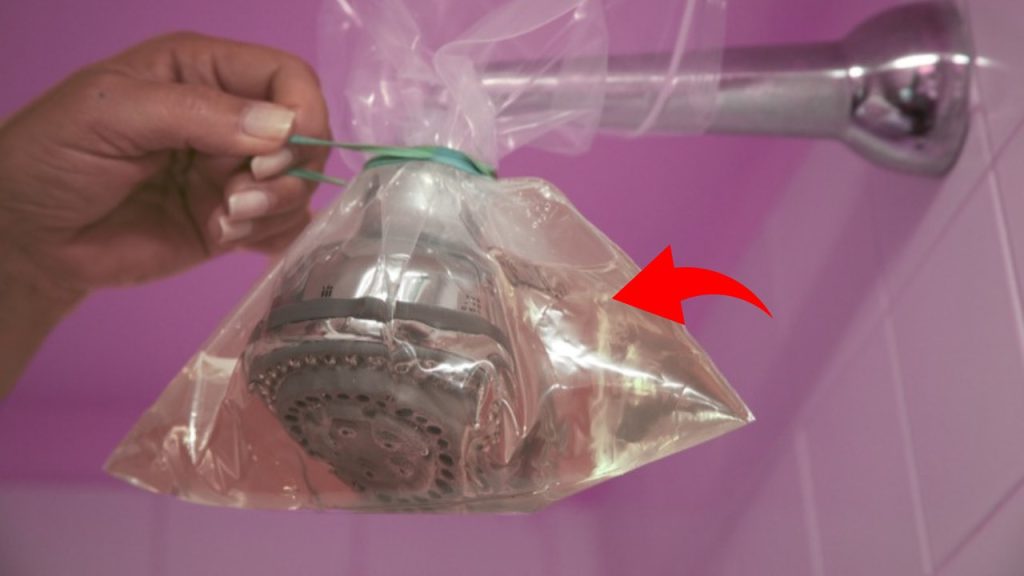 Cal en la alcachofa de la ducha: soluciona el problema con el método de la bolsa.