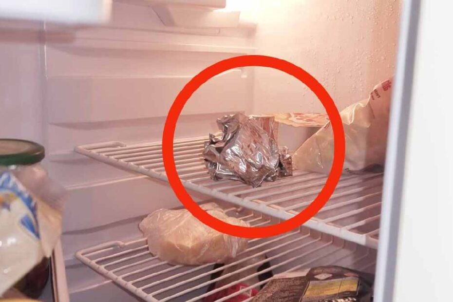¿Qué sentido tiene poner una bola de papel de aluminio en el refrigerador toda la noche?