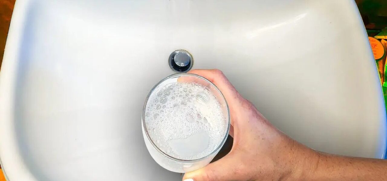 Este ingrediente natural funciona hasta 10 veces mejor que un limpiador de tuberías