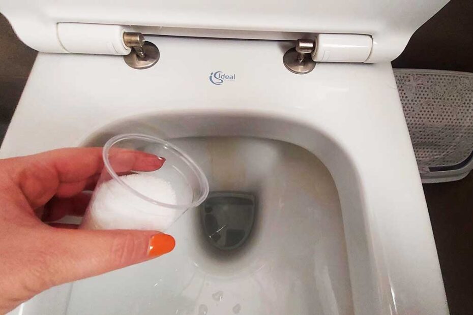 Las manchas amarillas del inodoro desaparecen con esta mezcla limpiadora