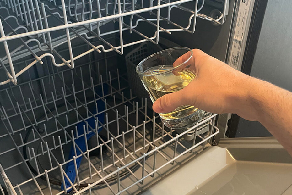 El vinagre blanco hace maravillas para el lavavajillas: todos sus usos