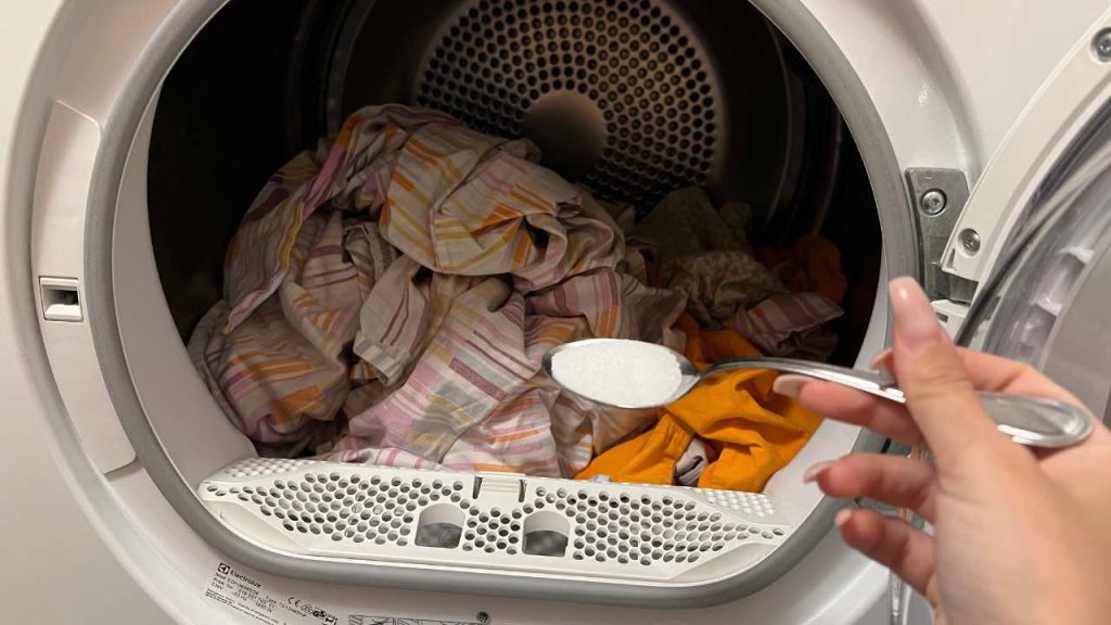 Trapos muy blancos al instante con solo una cucharada de este ingrediente en la lavadora
