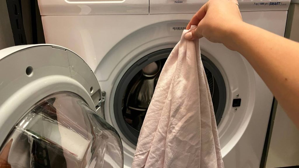 Pon 1 funda de almohada en la lavadora: la razón está por descubrir, una colada impecable