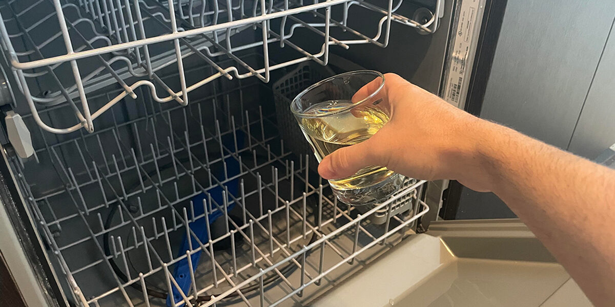 El vinagre blanco hace maravillas para el lavavajillas: todos sus usos