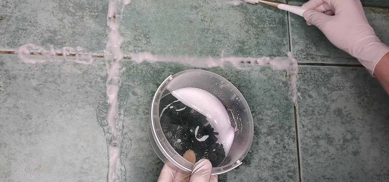 Este compuesto natural volverá blancas las juntas negras entre baldosas.