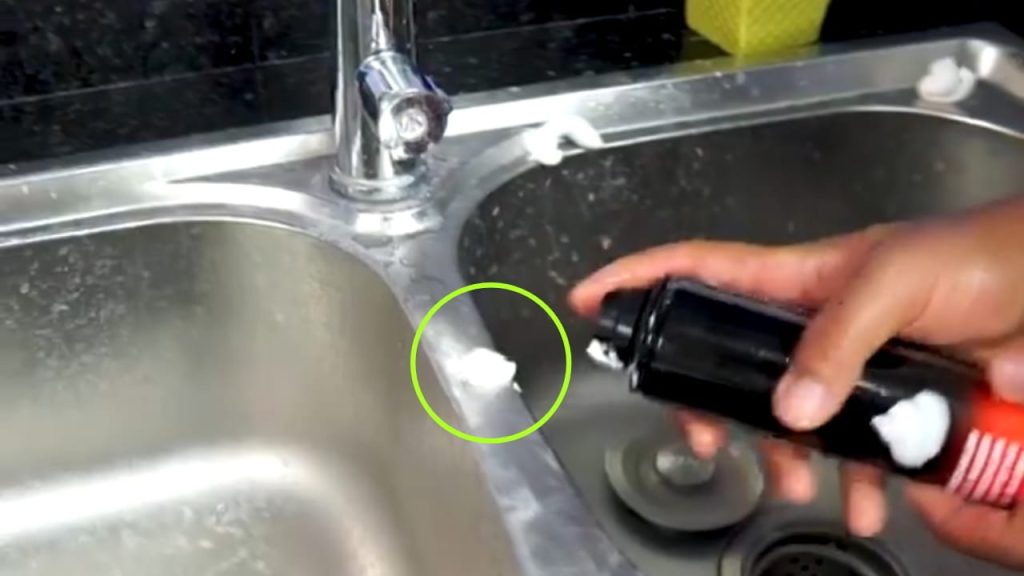 Pon espuma de afeitar en el fregadero: el secreto de las amas de casa