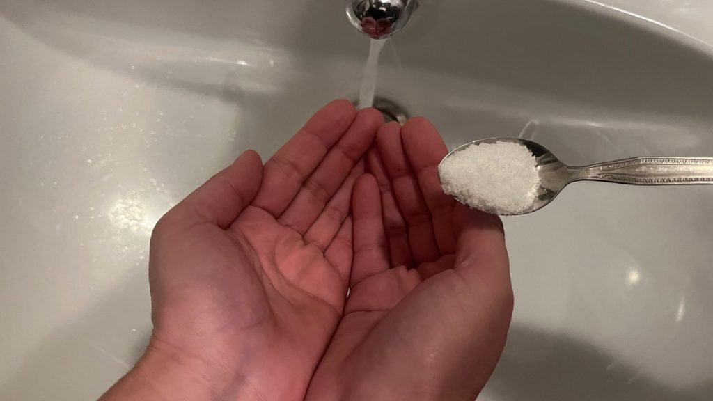 ¿Te huelen las manos a lejía? Con solo una pizca, dejará de ser un problema.