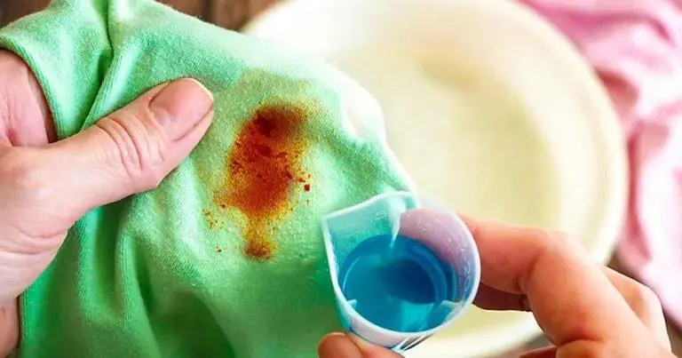 ¿Cómo se eliminan las manchas de vino tinto, aceite o sudor de la ropa?