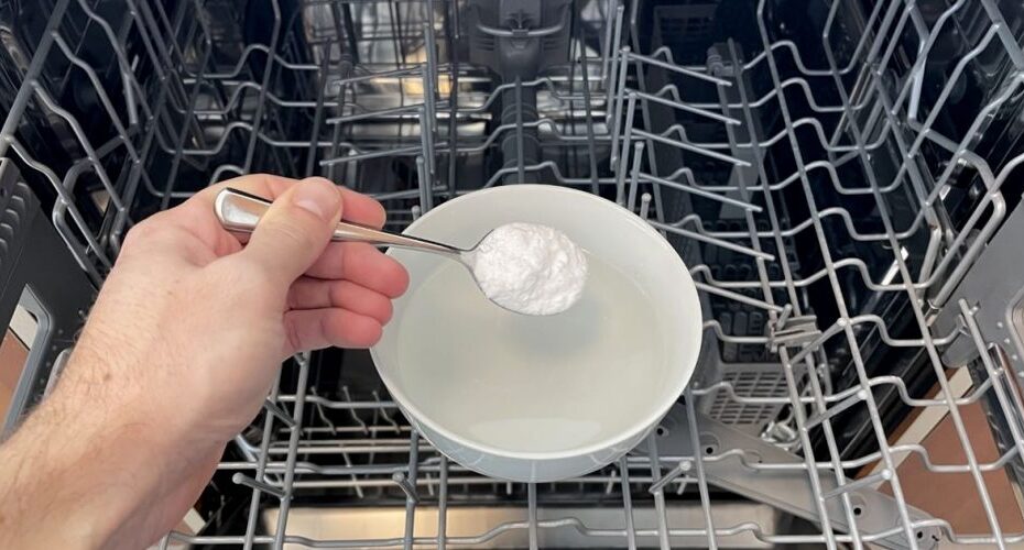 Cómo eliminar la grasa del lavavajillas y acabar con los malos olores con el método de la palangana