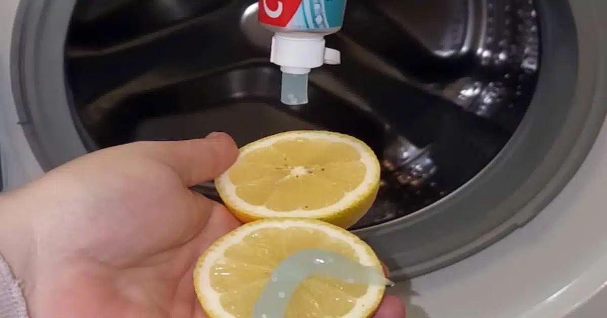 El truco del limón y la pasta de dientes para eliminar los malos olores de la lavadora