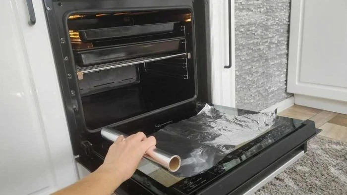 Limpiar el horno con papel de aluminio – Limpiar el horno con papel de aluminio.