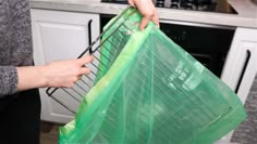 Mettez la grille du four dans un sac en plastique et vous n’aurez plus à la frotter