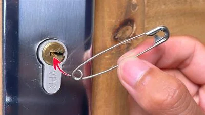 ¡Desbloqueo de emergencia de una puerta sin llave! Todo el mundo debería conocer este truco con una horquilla.