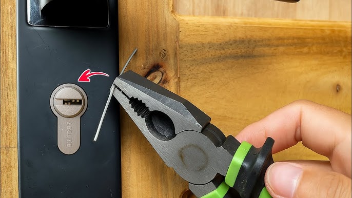Desbloqueo de emergencia de puerta sin llave! ¡Todo el mundo debe saber este truco con un pin D