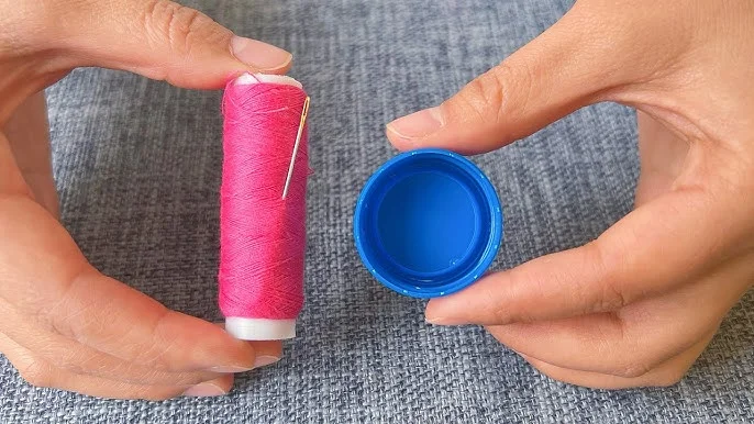 LA FORMA MÁS FÁCIL DE ENHEBRAR UNA AGUJA – Un truco simple para pasar el hilo por la aguja.