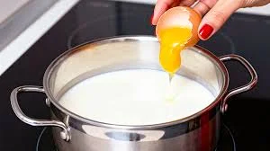 Pon un huevo en leche hirviendo, ¡y nunca volverás a comprar queso! 🧀🔥