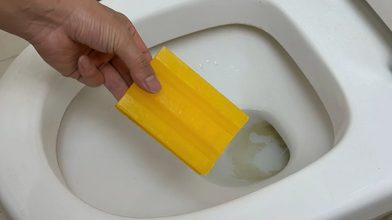 Pon un jabón en el inodoro y durante medio año no tendrás que cepillar: ni sucio ni con mal olor.
