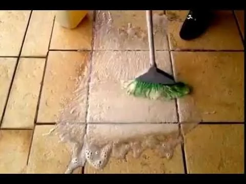Increíble limpiador químico para baldosas de suelo con peróxido y bicarbonato de sodio