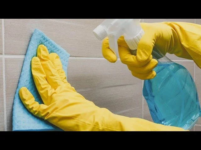 Vaporiza las baldosas y la ducha con esto y no tendrás que limpiar el baño pendiente