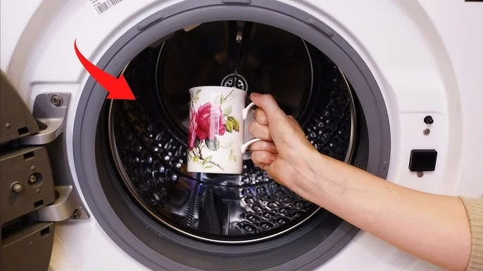 Tome una taza y retire toda la suciedad de la lavadora